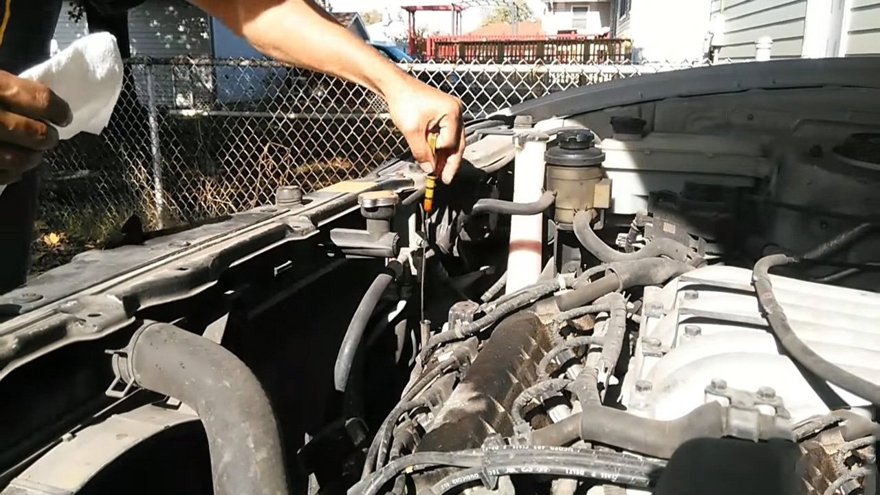 Проверка уровня масла в двигателе Hyundai Santa Fe