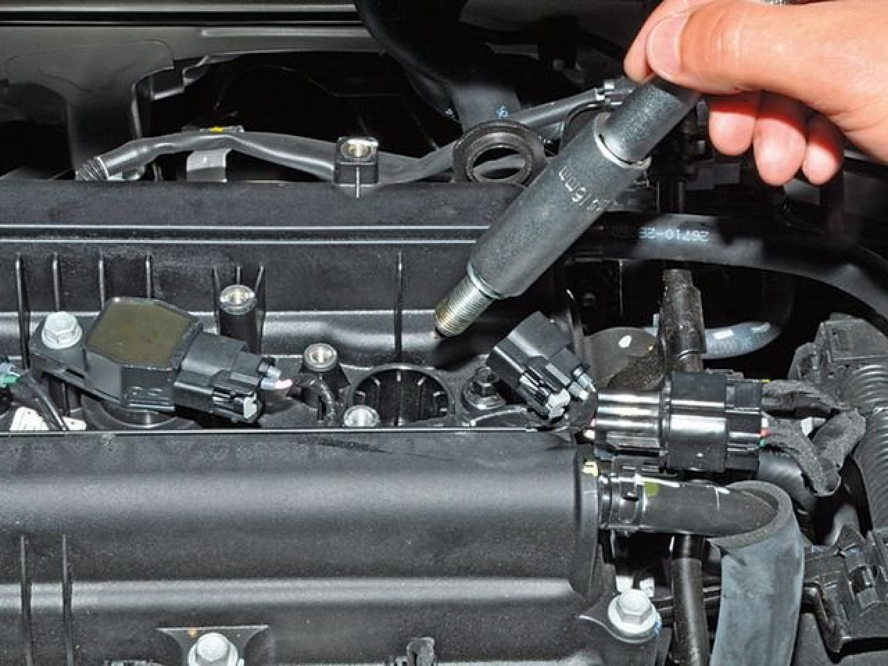 Свечи пежо 207. Как менять свечи на хендай солярис. Через сколько менять свечи на солярисе. Через сколько менять свечи на солярисе. Свечи зажигания хендай солярис 1,4 2014 года.