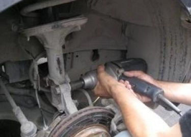 На данной Hyundai Elantra начали чувствовать изношенные стойки, по этому было решено их поменять. Как это сделать, мы покажем в небольшой фото инст...