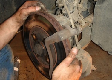 Предметы, которые вам понадобятся Гаечный ключ Домкрат Джек стоит гайковерты Шнур банджи колотушка Отвертка Тормозной поршневой ретрактор Тормозная...