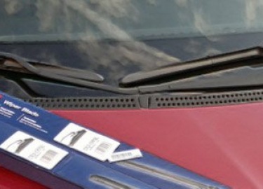 О замене дворников на Хёндай Солярис. Указаны размеры и длина щёток стеклоочистителя, тип крепления. Точный алгоритм замены. Советы по выбору и арт...