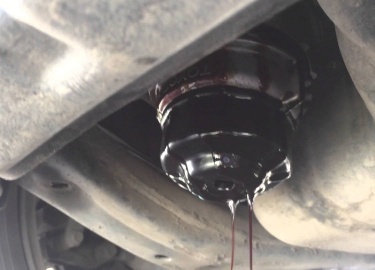 Прежде чем приступить к процедуре по замене масла, необходимо установить транспорт на ровную площадку и зафиксировать задние колеса. Для работы не ...