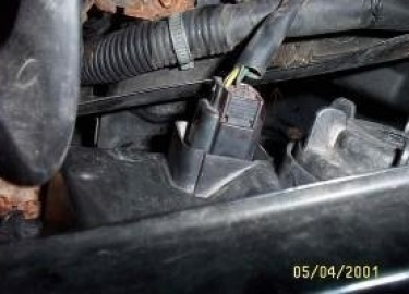 Необходимые инструменты: - 10-миллиметровая головка - Переходник головки - Крестовая отвертка - Карманный / канцелярский нож 1. Удалите два металли...