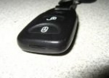 Замена батарейки в брелке Хендай Санта Фе своими руками. Инструкция по замене. Фото и видеоматериалы. Рекомендации по выбору элемента питания.