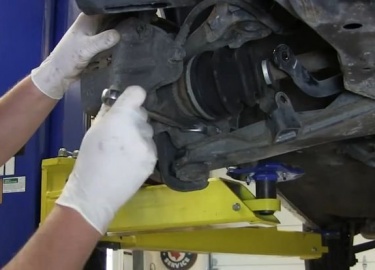 Вот такая машина зашла на сервис- Hyundai Elantra 2004 года. Застучала шаровая. Шаровая особенно хорошо стучит на кочках и прочих неровностях. Поме...