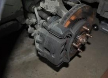 На подопечном автомобиле проехали уже 90 тысяч километров, то есть пришло время поменять колодки задние и передние. Б...