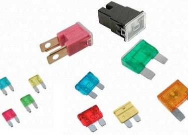 Поиск причины, из-за которой не работает вентилятор печки, следует начинать с изучения принципа работы отопителя салона автомобиля и схемы включения.