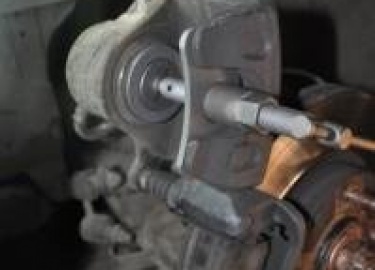 На подопечном автомобиле проехали уже 90 тысяч километров, то есть пришло время поменять колодки задние и передние. Будем ставить оригинальные, так...