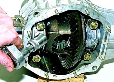 Какое масло заливать в раздаточную коробку хендай санта фе а так же подробно о редукторе и дифференциале автомобиля что это такое и как работает вс...