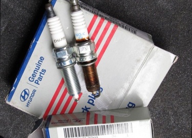 Лучшие свечи зажигания для замены оригинальной продукции на моторах Hyundai Solaris с объемами 1,6 и 1,4 литра. Модели NGK, Denso, Bosch и других м...