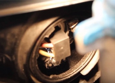 Замена ламп ближнего, дальнего света и указателей поворота Хендай Санта Фе 2 (2006-2012) своими руками, описание процесса работы, типов ламп с фото...