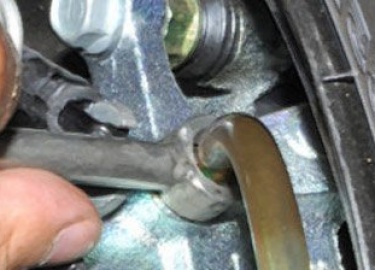 О замене тормозной жидкости на Хёндай Солярис своими руками. Регламент по срокам, а когда менять лучше по опыту? Какая тормозная жидкость залита в ...