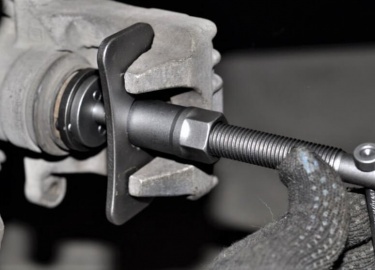 Самые низкие цены в Ставрополе. Сертифицированный ТЦ. Работаем с 2004 г. Хенда Санта Фе замена передних и задних тормозных дисков, колодок и жидкости