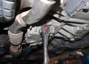 В данной инструкции мы постараемся как можно детальнее показать как поменять масло в трансмиссии в гаражных условиях, без обращения к услугам масте...