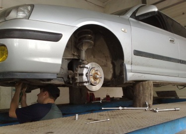 Описание процесса замены сайлентблоков передней подвески на Хендай Соната. Поэтапное описание процесса своими руками. Видеоматериал по замене.