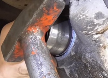 Подробная фото и видео инструкция как своими руками произвести замену сальника привода заднего редуктора в автомобиле Hyundai Tucson