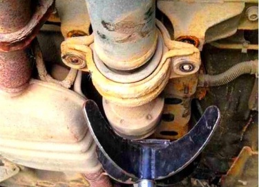 Сегодняшний наш пост будет посвящен такой теме как замена подвесного подшипника хендай санта фе карданного вала. Как правило эта проблема начинает ...