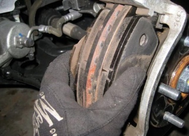 Инструкция по замене передних тормозных колодок Хендай Элантра. Описание технологического процесса. Помощь автомобилисту в выборе элементов тормозн...