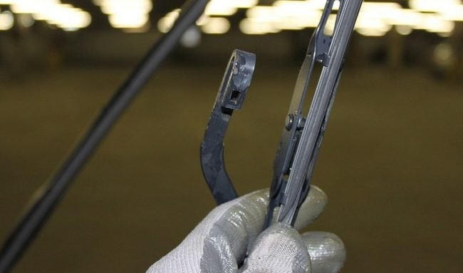 Крючок для щетки стеклоочистителя со стороны пассажира и держатель щетки стеклоочистителя на Hyundai Solaris

