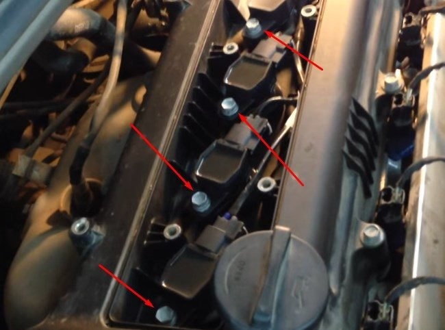 Винты, удерживающие катушку под крышкой двигателя в Hyundai Solaris
