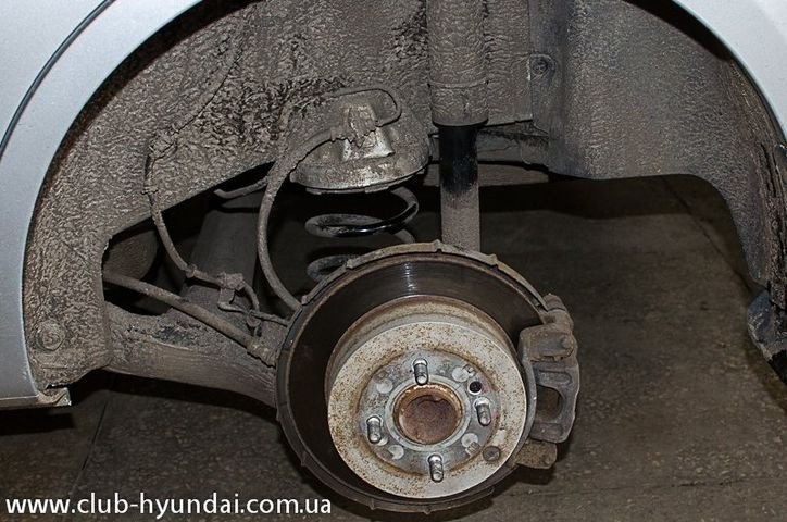 Замена задних амортизаторов Hyundai Elantra