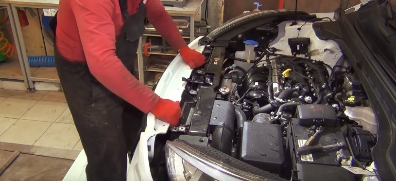 Демонтаж переднего бампера автомобиля Hyundai Crete